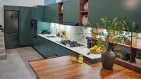 Menengok Desain Dapur Rumah Raisa dan Hamish Daud, Meja Makan Menyatu dengan Kitchen Set. foto: Instagram/@hamishdw