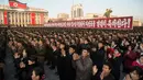 Warga Korea Utara menghadiri sebuah demonstrasi massa untuk merayakan deklarasi Korea Utara di Pyongyang (29/11). Korut menyatakan bahwa negara mereka sudah mencapai targetnya menjadi negara nuklir. (AFP Photo/Kim Won-Jin)