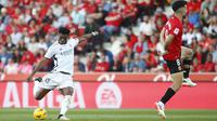 Pemain Real Madrid, Aurelien Tchouameni, melepaskan tendangan keras yang sukses bersarang di gawang Real Mallorca pada laga Liga Spanyol di Stadion Son Moix, Sabtu (13/4/2024). Tchouameni menjadi pembeda dengan mencetak gol satu-satunya di pertandingan tersebut. (AFP/Jaime Reina)