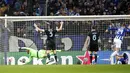 Pemain Porto Toni Martinez (kedua kanan) mencetak gol ke gawang Lazio pada pertandingan Liga Europa di Stadion Dragao, Porto, Portugal, 17 Februari 2022. Porto menang 2-1. (AP Photo/Luis Vieira)