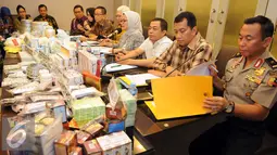 Kepala  BPOM, Penny Kusumastuti Lukito dan Waka Bareskrim Mabes Polri Irjen Pol Antam Novambar memberikan keterangan pers terkait penemuan 5 gudang obat ilegal di Balaraja, Banten di Mabes Polri, Jakarta, Selasa,(6/9). (Liputan6.com/Helmi Afandi)