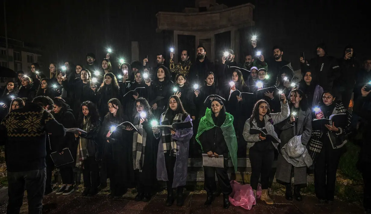 Paduan suara "Hatay Academy Symphony Orchestra" mengadakan konser untuk para korban gempa bumi di Antakya, provinsi Hatay, pada tanggal 5 Februari 2024, satu tahun setelah gempa bumi pada bulan Februari 2023. (Ozan KOSE/AFP)