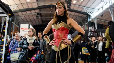 Seorang cosplayer berpakaian seperti Wonderwoman berpose selama Comic Convention Comic Con 2018 di Grande Halle de la Villette di Paris (26/10). (AFP Photo)