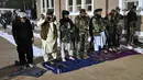 Pasukan Taliban melaksanakan sholat setelah berbuka puasa selama bulan suci Ramadhan di dekat Masjid Wazir Akbar khan di Kabul, Afghanistan (4/4/2022). (AFP/Ahmad Sahel Arman)