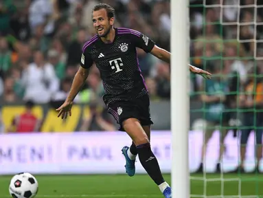 Selebrasi pemain Bayern Munchen, Harry Kane, setelah mencetak gol ke gawang Werder Bremen dalam pertandingan perdana Liga Jerman 2023/2024 yang berlangsung di Wohninvest Weserstadion, Jerman, Sabtu (19/8/2023) dini hari WIB. (AFP/Ina Fassbender)