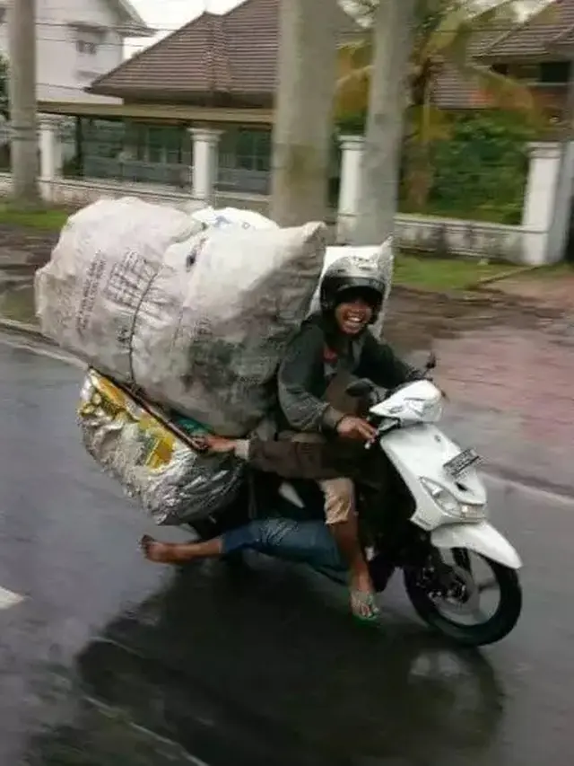 Bukti Ketangguhan Emak-emak saat di Jalanan (Ist)