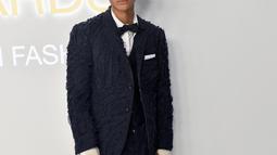 Jaden Smith berpose menghadiri CFDA Fashion Awards di Cipriani South Street di New York pada Senin, 7 November 2022. Rapper dan penyanyi nominasi Grammy itu mengenakan blazer acak-acakan. (AFP Photo/Andrea Renault)
