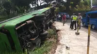 Sebuah bus terguling di Cianjur, penumpang dievakuasi lewat jendela. (Liputan6.com/Achmad Sudarno)