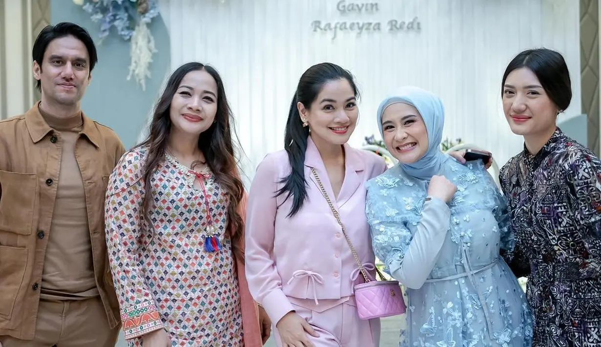 "Aqiqah baby Gavin. Congrats Dea & Redi, semoga jd anak soleh," tulis titi_kamall. Dan masih banyak lagi beberapa teman di sinetron Dunia Terbalik yang hadir. [Instagram/titi_kamall]