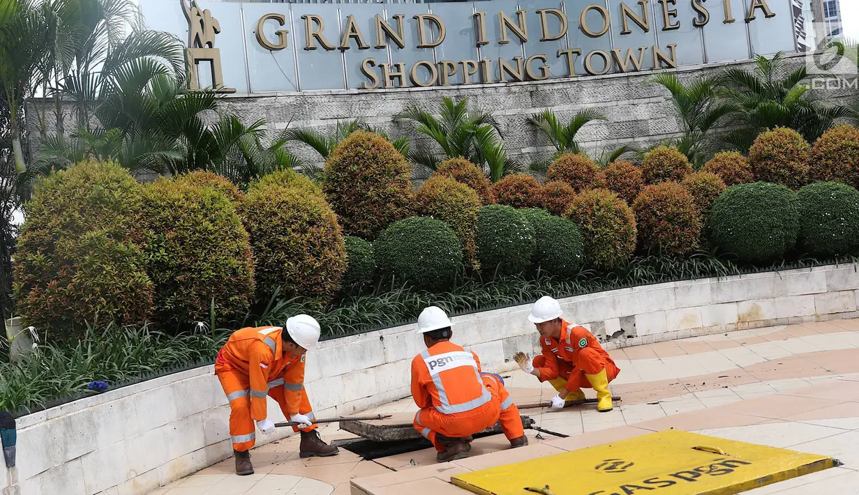 Petugas melakukan perawatan rutin pada aliran pipa gas milik PGN di Jakarta, Selasa (5/2). Dirut PT PGN Gigih Prakoso menyatakan bahwa PT Perusahaan Gas Negara Tbk (PGN) menargetkan 244.043 pelanggan pada 2019. (Liputan6.com/Immanuel Antonius)