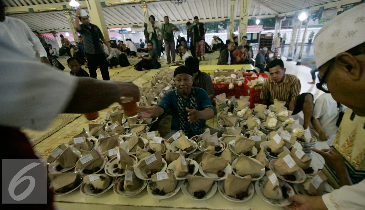 Sejumlah warga mengantri untuk mendapatkan nasi bungkus jelang buka puasa di Masjid Kauman,Yogyakarta, Senin (6/6).Takjil buka puasa di Masjid Kauman menjadi tradisi selama Ramadan setiap tahun. (Liputan6.com/Boy Harjanto)