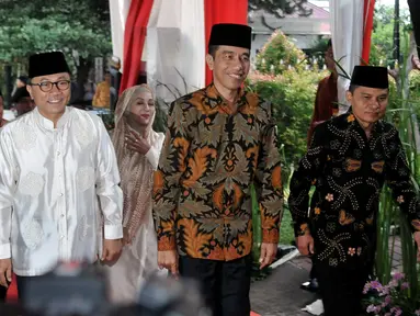Presiden Joko Widodo (tengah) saat hadir di kediaman Ketua MPR Zulkifli Hasan untuk mengikuti acara buka puasa bersama di kawasan Widya Chandra, Jakarta, Rabu (15/6). (Liputan6.com/Johan Tallo)