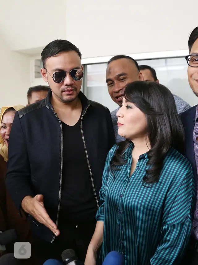[Bintang] Tessa Kaunang dan Sandy Tumiwa