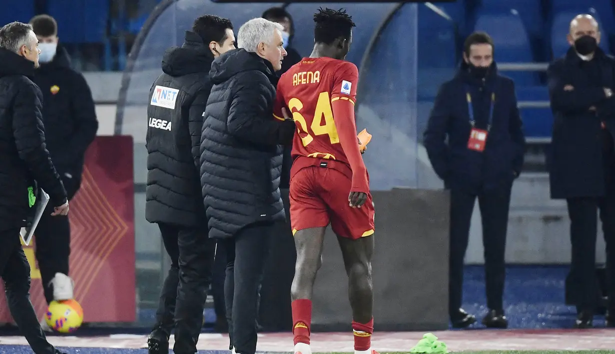 Setelah unggul dua gol, AS Roma harus bermain dengan 10 orang pada masa injury time (90+3'). Anak asuh kesayangan Mourinho, Felex Afena-Gyan, diusir wasit usai menerima kartu kuning kedua. (AFP/Filippo Monteforte)