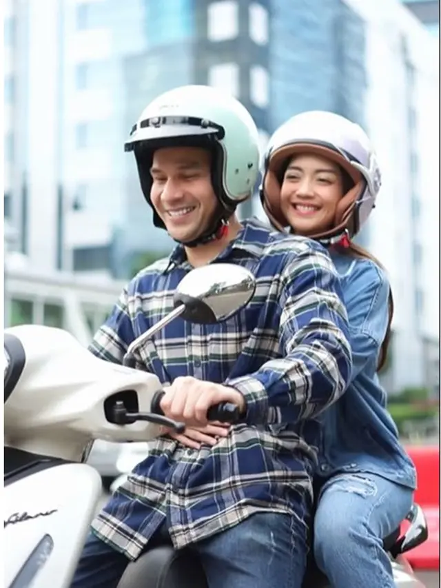 6 Potret Jonathan Frizzy Bintangi Iklan Helm, Bonceng Mesra Ririn Dwi Ariyanti