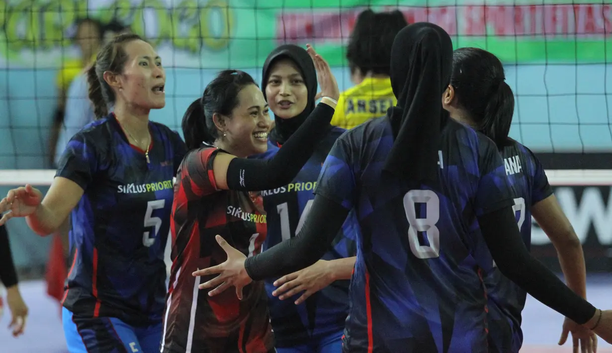 Para pevoli Bank Jatim merayakan kemenangan atas PGN Popsivo Polwan pada laga final Livoli 2017 di GOR Dimyati, Tangerang, Sabtu (9/12/2017). Bank Jatim menang dengan skor 3-0. (Bola.com/Vitalis Yogi Trisna)