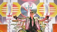 Vokalis Judas Priest, Rob Halford tampil memukau di Ecopark Ancol, Jumat (7/12). (New Fimela/Bambang Eros)