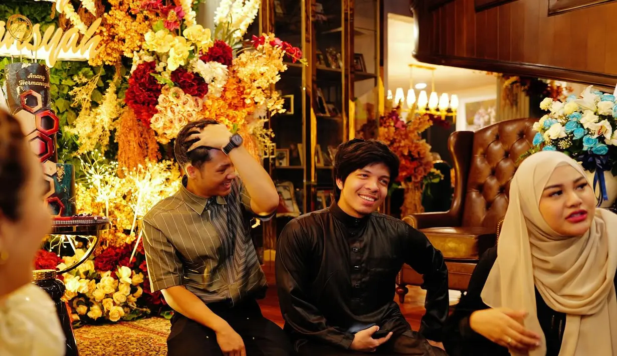 Melihat keseruan keluarga selebritas ini saat bercengkrama. Kira-kira, apa yang mereka bicarakan hingga senyuman tampak merekah? (foto: Instagram/ attahalilintar)