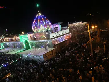 Peziarah berkumpul di luar kuil Imam al-Mahdi selama upacara Shaabaniya memperingati kelahiran Imam di kota Karbala, Irak tengah, (2/5). Imam al-Mahdi, Imam ke-12 dihormati umat Syiah sebagai Mesias. (AFP Photo/Mohammad Sawaf)