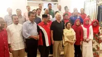 Najib Razak dan istrinya, Rosmah Mansor, bersama simpatisan dan termasuk para politikus Umno, berfoto di rumah dinas Taman Duta. (Facebook)