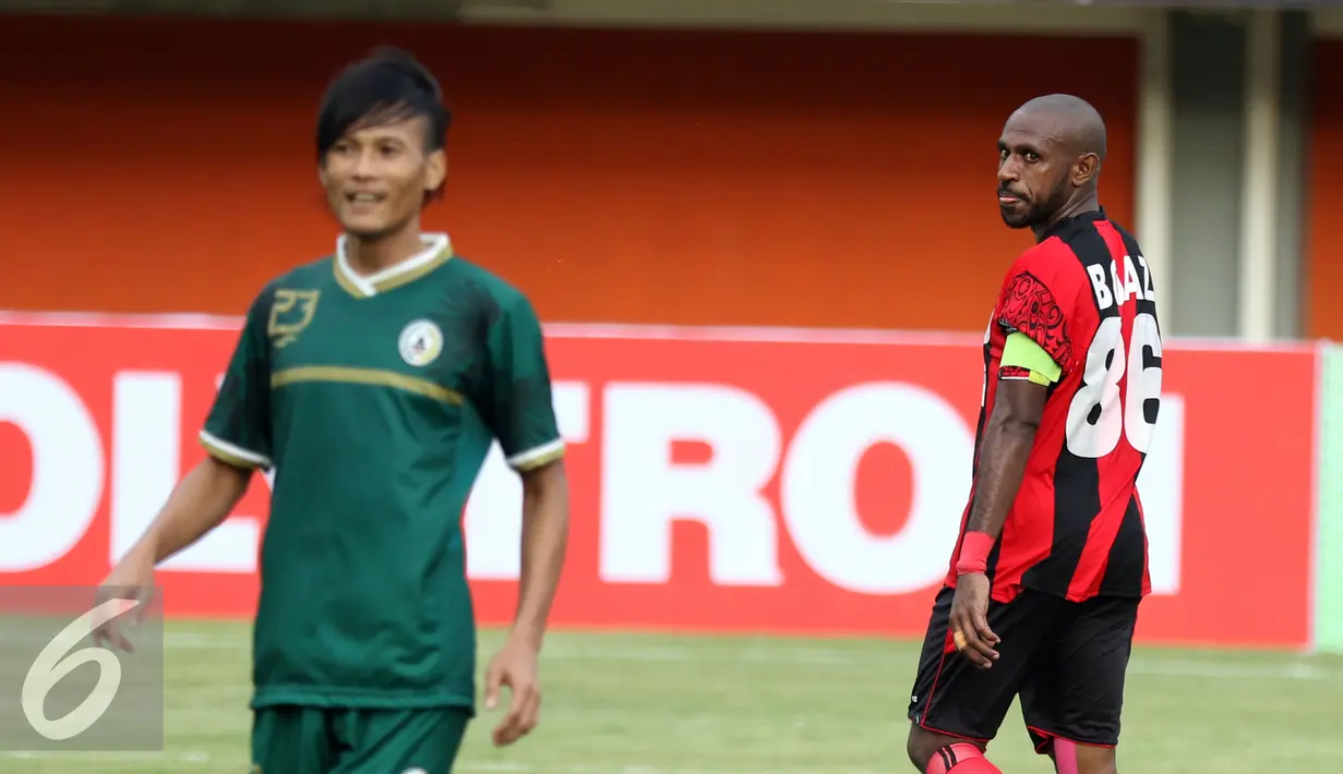 Ekspresi kapten tim Persipura, Boaz Salossa (kanan) saat laga pembuka turnamen Piala Presiden 2017 melawan PSS Sleman di Stadion Maguwoharjo, Sleman, Sabtu (4/2). Laga berakhir imbang 0-0. (Liputan6.com/Helmi Fithriansyah)