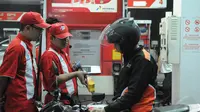 Seorang pengendara motor tampak mengisi BBM beberapa jam sebelum presiden mengumumkan kenaikan bahan bakar minyak, Jakarta, Senin (17/11/2014). (Liputan6.com/Herman Zakharia)