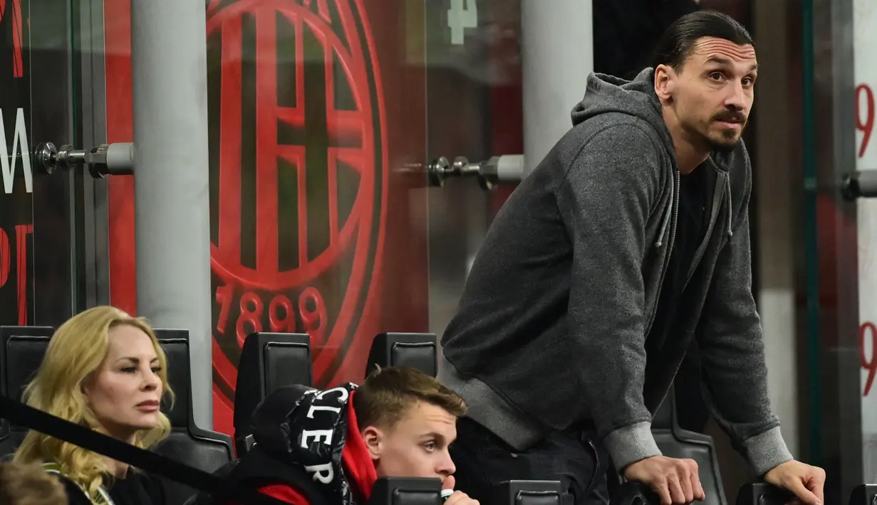 Zlatan Ibrahimovic. Keberhasilan striker asal Swedia berusia 40 tahun membawa AC Milan meraih Scudetto di musim 2021/2022 lalu harus dibayar mahal dengan cedera serius yang dialaminya. Ibra mengalami cedera lutut di pekan-pekan terakhir kompetisi Serie A Liga Italia musim lalu dan diperkirakan baru akan bisa merumput lagi pada Januari 2023 nanti. (AFP/Miguel Medina)