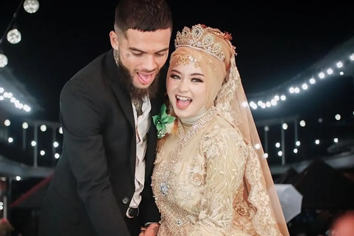 Dikabarkan Hamil Anak Pertama, Ini 7 Potret Mesra Diego Michiels dan Istri