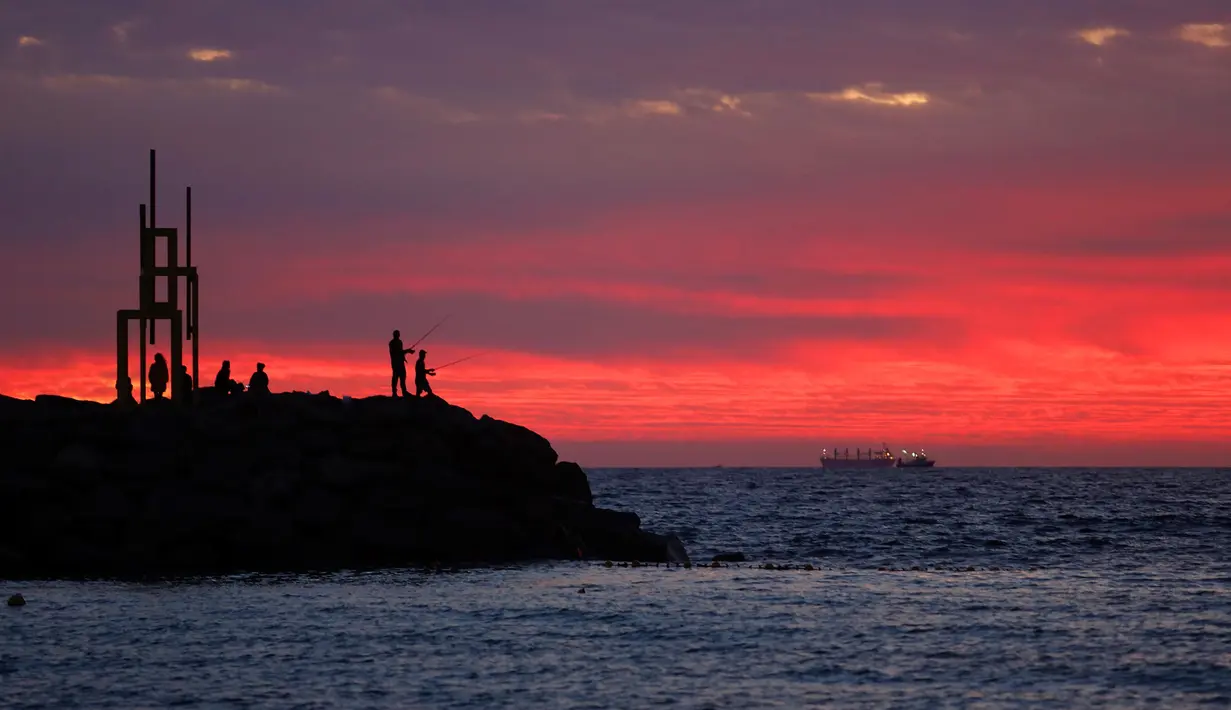Orang-orang menyaksikan pameran patung bertajuk Sculpture by the Sea di Pantai Cottesloe di Perth, Australia, pada 6 Maret 2020. Ajang pameran patung terbesar gratis untuk publik di dunia ini berlangsung hingga 23 Maret 2020 mendatang. (Xinhua/Zhou Dan)