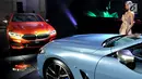 Seorang model beridiri dekat all new BMW Seri 8 Coupe saat peluncuran di Jakarta, Jumat (17/5/2019). Dari sisi dapur pacu, mobil terbaru ini dibenamkan mesin 4,4 liter dengan teknologi BMW m performance twinpower turbo. (Liputan6.com/HO/Dani)