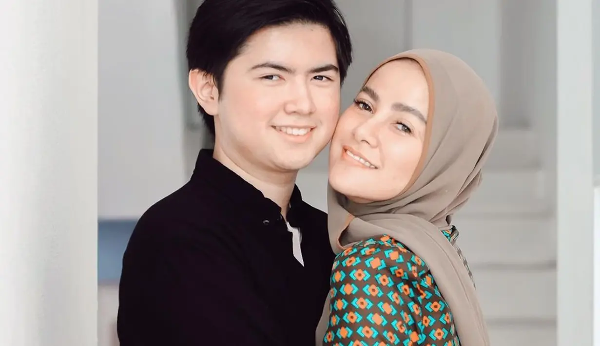 Sejak orang tuanya berpisah, Sean tinggal bersama sang ibu. Hal ini membuat dirinya sangat dekat dengan Olla ramlan. Selain dengan sang ibu, Sean juga sangat terlihat menyayangi adik-adiknya. (Liputan6.com/IG/@ollaramlan)