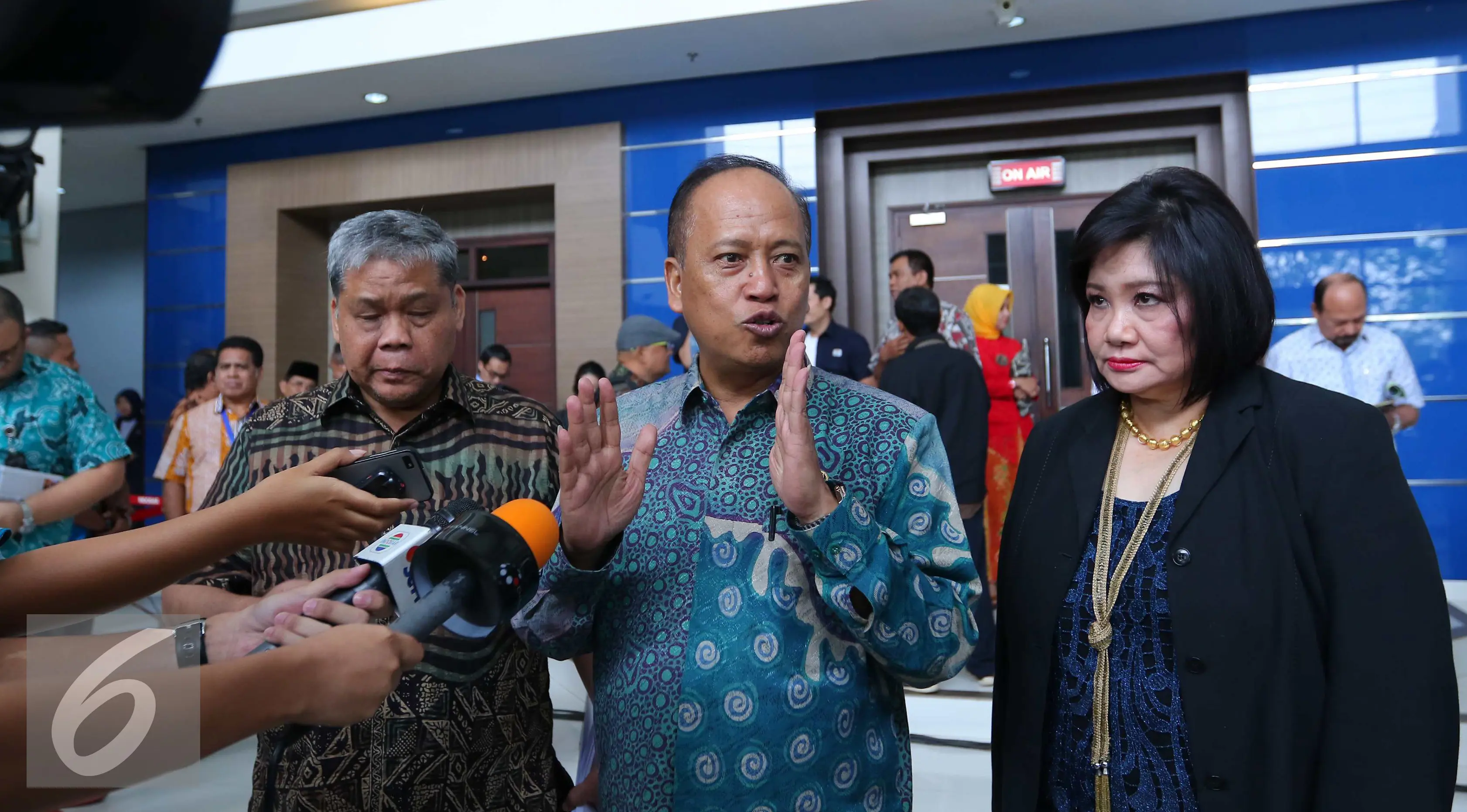 Menristek-Dikti Muhammad Nasir (tengah) bersama Ketua yayasan Akademi Televisi Indonesia (ATVI) Maria Suryani (kanan) memberikan keterangan kepada wartawan usai kuliah perdana di studio Indosiar, Jakarta, (31/8). (Liputan6.com/Angga Yuniar)