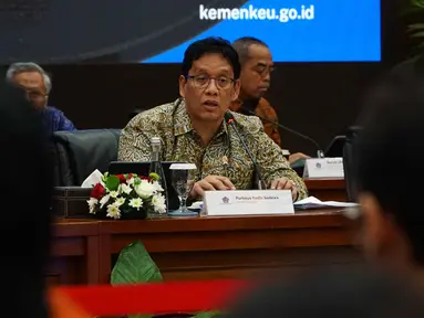 Menteri Keuangan (Menkeu), Purbaya Yudhi Sadewa saat memberi keterangan dalam Konferensi Pers APBN Kita, di Kantor Kementerian Keuangan, Jakarta, Kamis (8/1/2026). Menteri Keuangan (Menkeu) Purbaya Yudhi Sadewa mengungkapkan jumlah pendapatan negara sepanjang 2025. (merdeka.com/magang/Rendi Saputra)