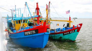 Dua kapal ikan asing berbendera Malaysia yang ditangkap Bakamla bersama Dinas Kelautan dan Perikanan Provinsi Riau.