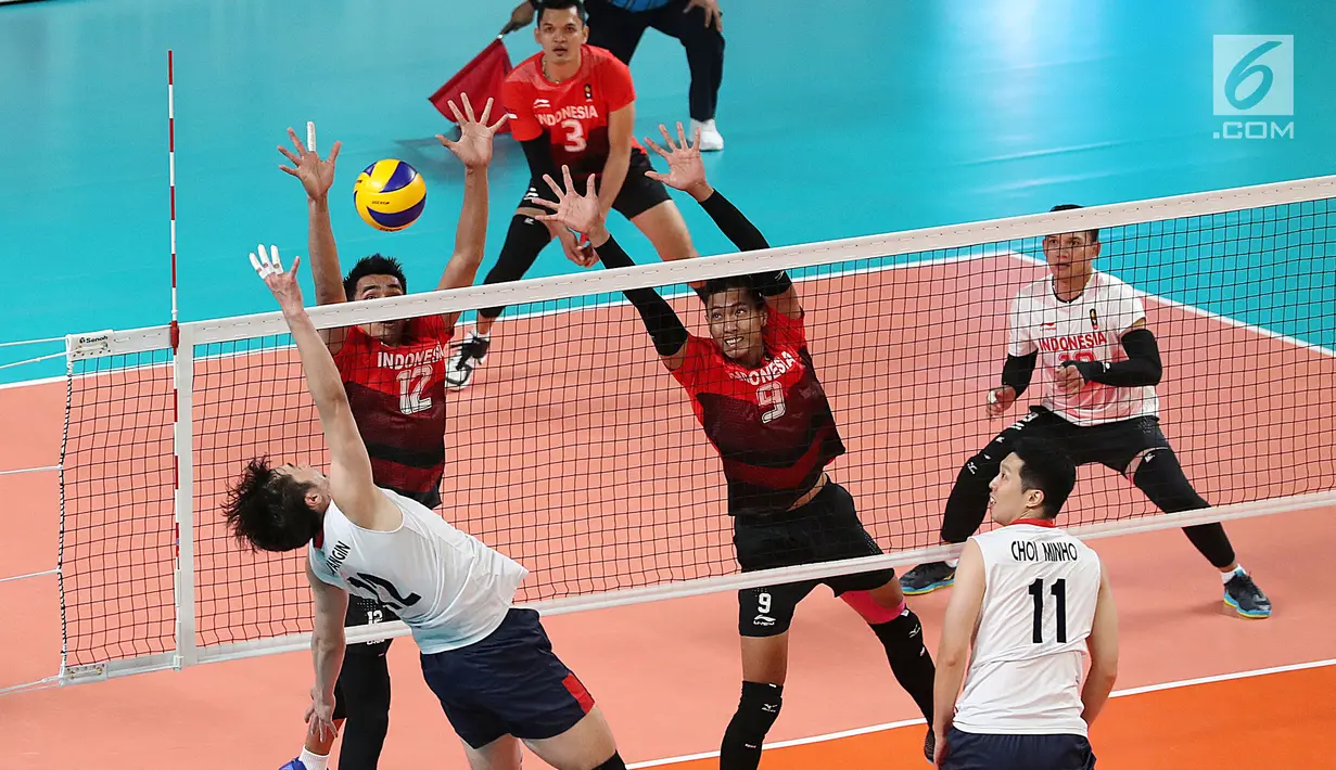 Dua pebola voli putra Indonesia berusaha menahan smash pebola voli Korea Selatan pada pertandingan babak perempat final bola voli putra Asian Games 2018 di Volley Indoor Jakarta, Selasa (28/8). (Liputan6.com/Fery Pradolo)