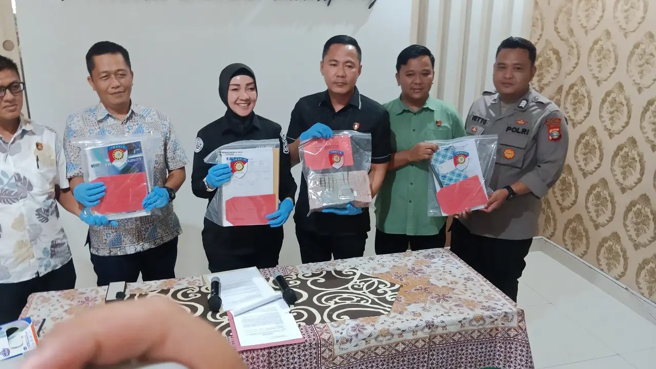 Barang bukti uang tunia dan sejumlah dokumen kasus tindak pidana korupsi pemberian fasilitas Kredit Modal Kerja (KMK) Tangguh. Foto : (Liputan6.com/Ardi).