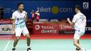 Pebulu tangkis ganda putra Indonesia, Fajar Alfian/M Rian Ardianto bersorak usai mengalahkan Huang Kai Xiang/Liu Cheng (China) di Babak 32 besar Indonesia Open 2019 di Istora Senayan, Jakarta, Rabu (17/7/2019). Fajar/Rian unggul 18-21, 21-14, 21-16. (Liputan6.com/Helmi Fitrhiansyah)