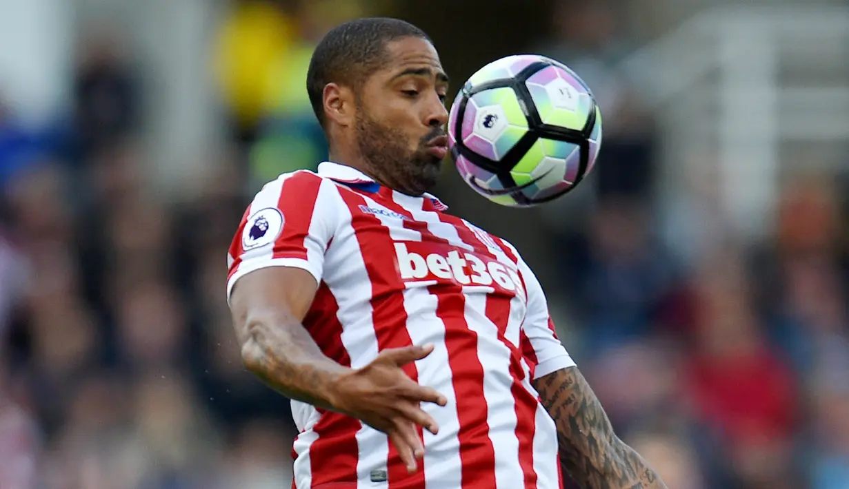 7. Glen Johnson - Mantan bek Liverpool ini tidak hanya handal dalam menjaga pertahanan dan piawai memberikan umpan silang. Di luar lapangan dia adalah seorang sarjana matematika di Universitas Terbuka. (AFP/Oli Scarff)