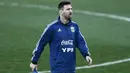 Gelandang Argentina, Lionel Messi, berjalan saat latihan di Valdebebas, Madrid, Selasa (19/3). Latihan ini merupakan persiapan jelang laga persahabatan melawan Venezuela. (AFP/Benjamin Cremel)