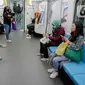 Pengguna moda transportasi MRT duduk di bangku yang ditempeli stiker panduan jaga jarak di Stasiun MRT Bundaran HI, Jakarta, Kamis (19/3/2020). Warga kini lebih waspada dalam menanggapi penyebaran virus corona COVID-19 seiring bertambahnya kasus tersebut di Tanah Air. (Liputan6.com/Faizal Fanani)