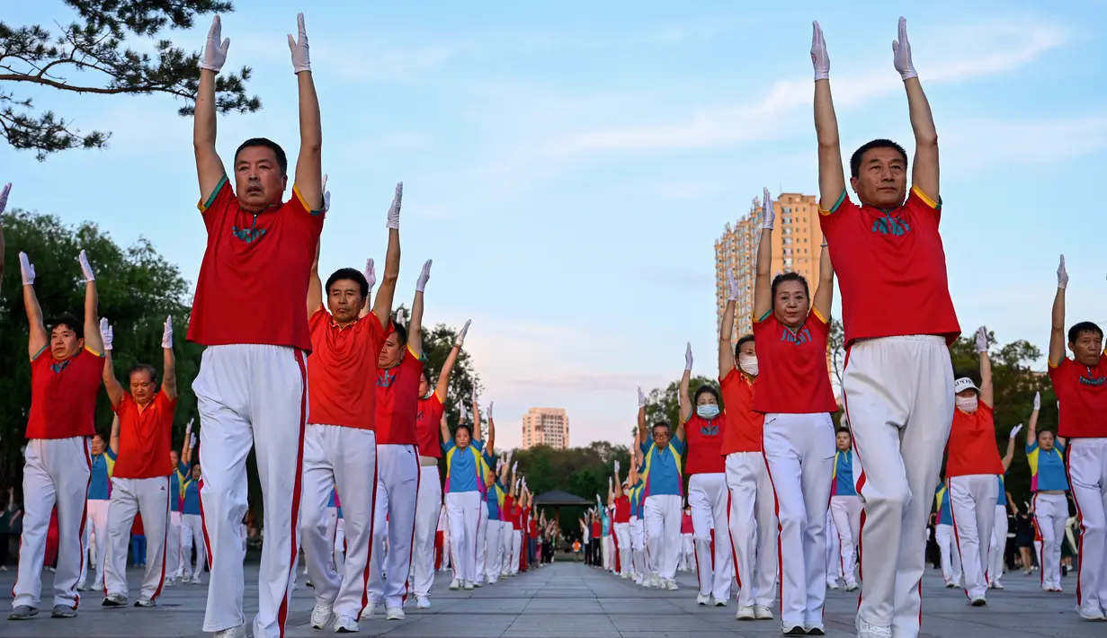 China memiliki budaya menari di lapangan umum yang semarak, dengan barisan pensiunan yang memadati alun-alun kota saat fajar dan senja untuk menari mengikuti irama musik elektronik yang menghentak. (Jade GAO / AFP)