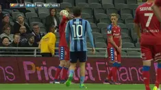 Berita video tentang lemparan ke dalam aneh yang dilakukan Sebastian Eriksson, pemain Goteborg dari Liga Swedia.