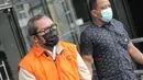 Wakil Ketua DPRD Jawa Timur, Sahat Tua Simanjuntak  berjalan keluar usai menjalani pemeriksaan di Gedung Merah Putih KPK, Jakarta, Rabu (11/1/2023). Sahat Tua Simanjuntak diperiksa sebagai tersangka terkait dugaan tindak pidana korupsi suap pengurusan alokasi dana hibah bersumber dari APBD Jawa Timur. (Liputan6.com/Faizal Fanani)