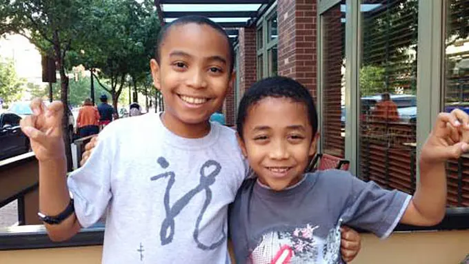 Carson (kiri) dan adiknya | Foto: tcu360.com