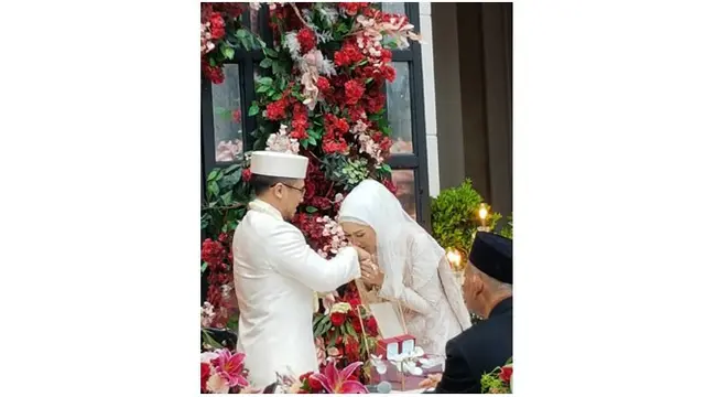 Dian Pelangi resmi melepas masa lajangnya dan menikah dengan pengusaha, Sandy Nasution.
