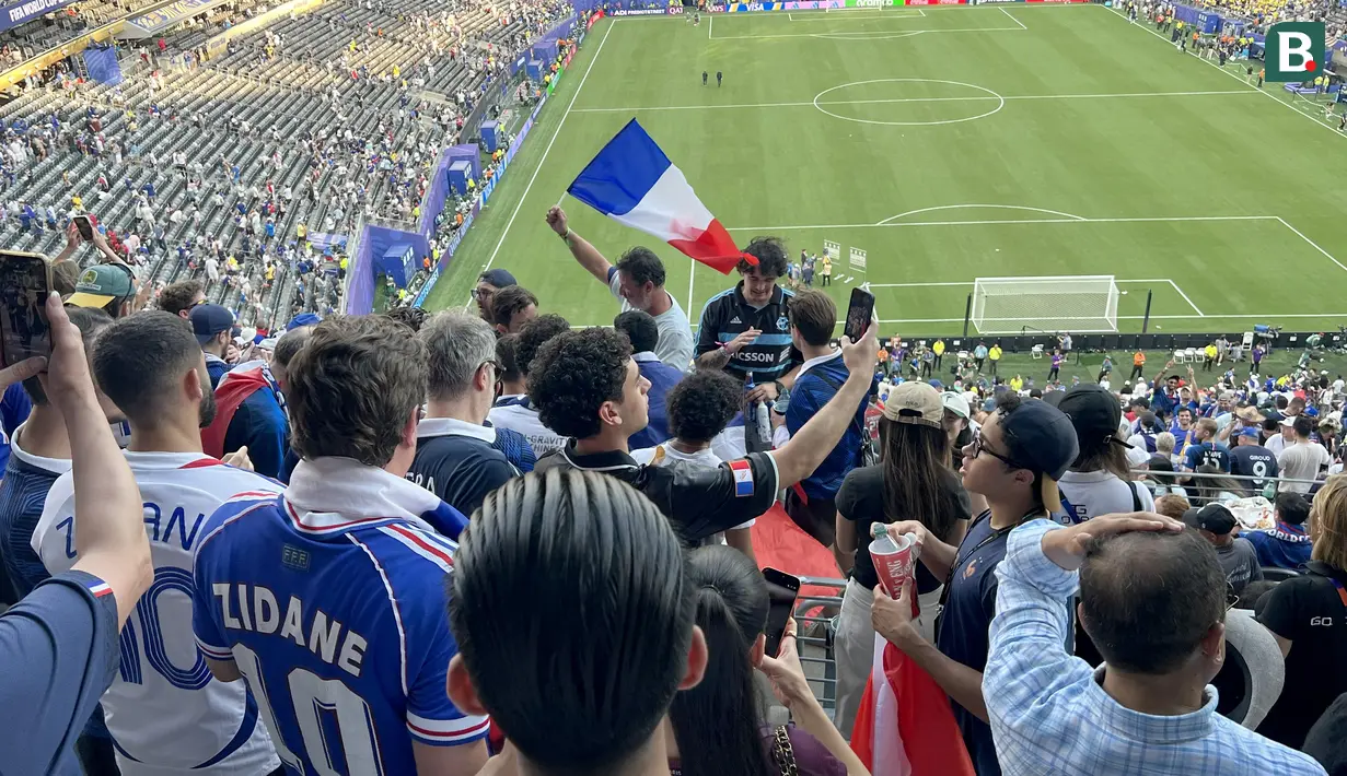 Suporter Timnas Prancis mengabadikan momen kemenangan sambil mengibarkan bendera usai Les Bleus mengalahkan Swedia 3-0 pada babak 32 besar Piala Dunia 2026 di MetLife Stadium, New York, New Jersey, Amerika Serikat, Selasa (30/6/2026) waktu setempat atau Rabu (1/7/2026) dini hari WIB. Euforia kemenangan mengiringi langkah Prancis ke babak 16 besar. (KLY Sports/Hery Kurniawan)
