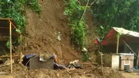 Longsor terjadi di kawasan Curug Cilember, Megamendung, Puncak, Bogor, Jawa Barat, Senin (20/3/2023). Dua orang kakak beradik ditemukan tewas tertimbun material longsor. (Liputan6.com/Achmad Sudarno)