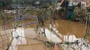 Sampah dan lumpur terlihat di lapangan futsal di kawasan Rawajati, Jakarta, Selasa (6/2). Banjir yang merendam kawasan tersebut menyebabkan lumpur dan sampah mengendap di setiap sudut sehingga mengganggu aktivitas warga. (Liputan6.com/Immanuel Antonius)