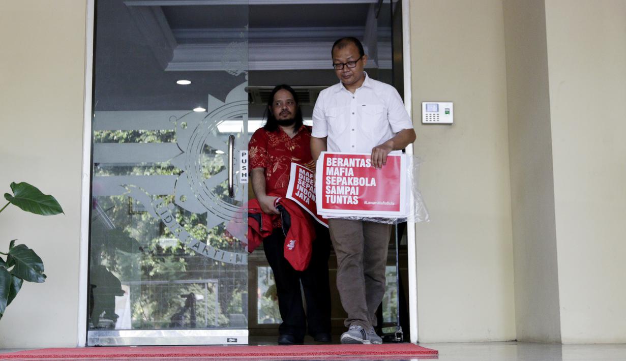 Aktivis Indonesia Football Community, Emerson Yuntho dan Ignatius Indro, menyambangi Polda Metro Jaya, Jakarta, Jumat (28/12). Mereka menyatakan mendukung Satgas Anti Mafia Sepak Bola memberantas mafia sepak bola. (Bola.com/M Iqbal Ichsan)