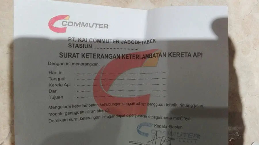 Surat keterangan keterlambatan commuterline (KRL). (Liputan6.com/Andry Haryanto)